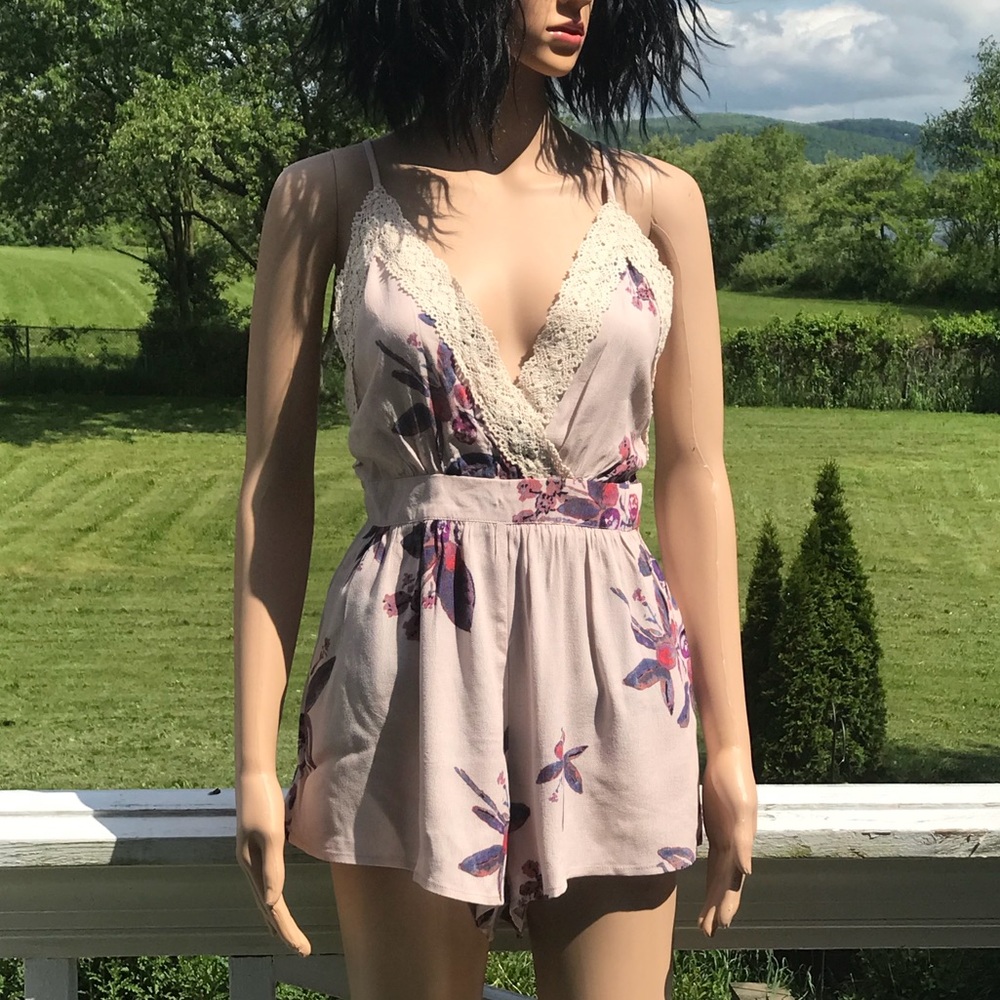 🆕🌸 Floral Spagetti Strap Open Back Romper
